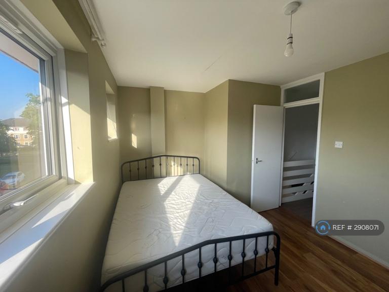 House Aplin Way in Greater London