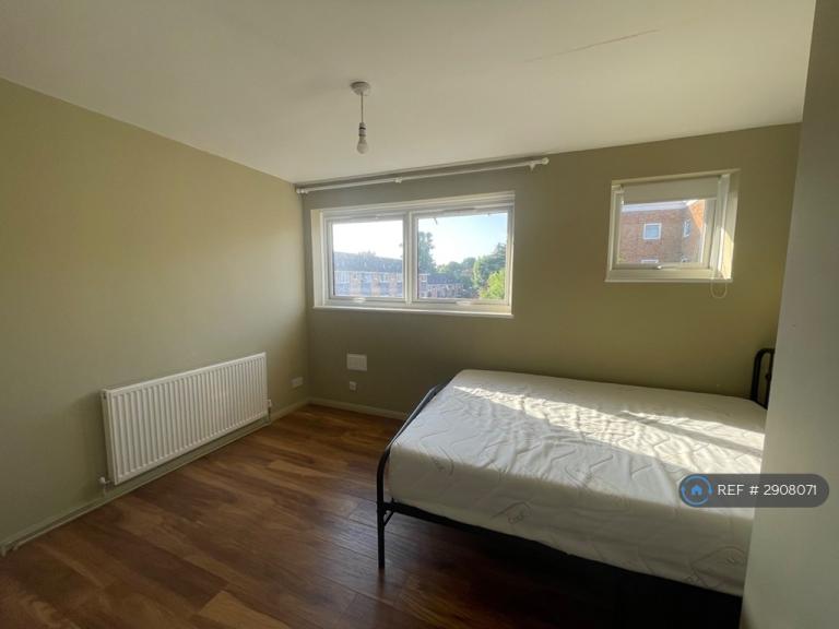 House Aplin Way in Greater London