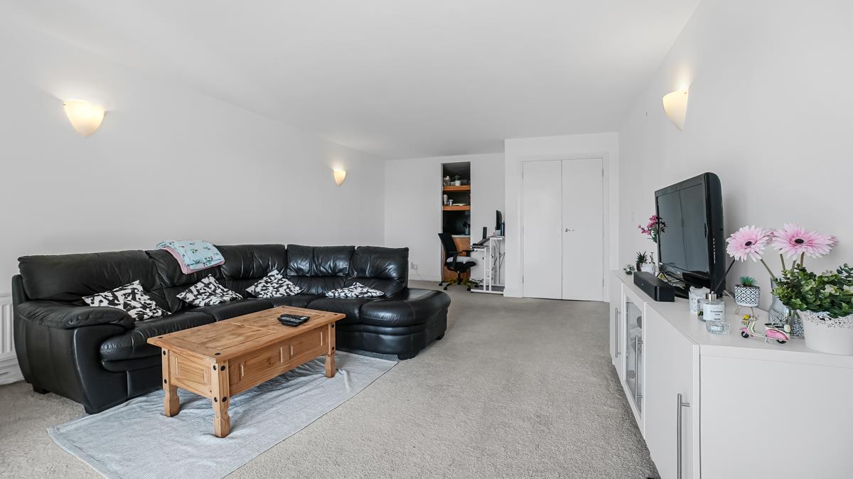 Flat Westferry Road in Greater London