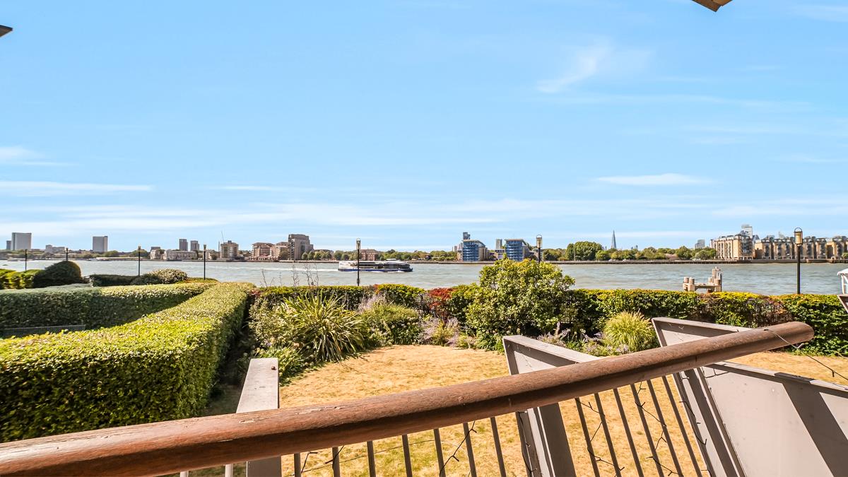 Flat Westferry Road in Greater London