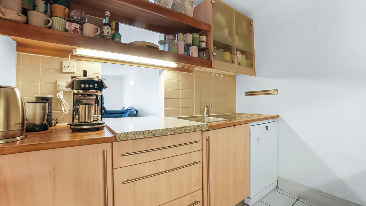 Flat Westferry Road in Greater London