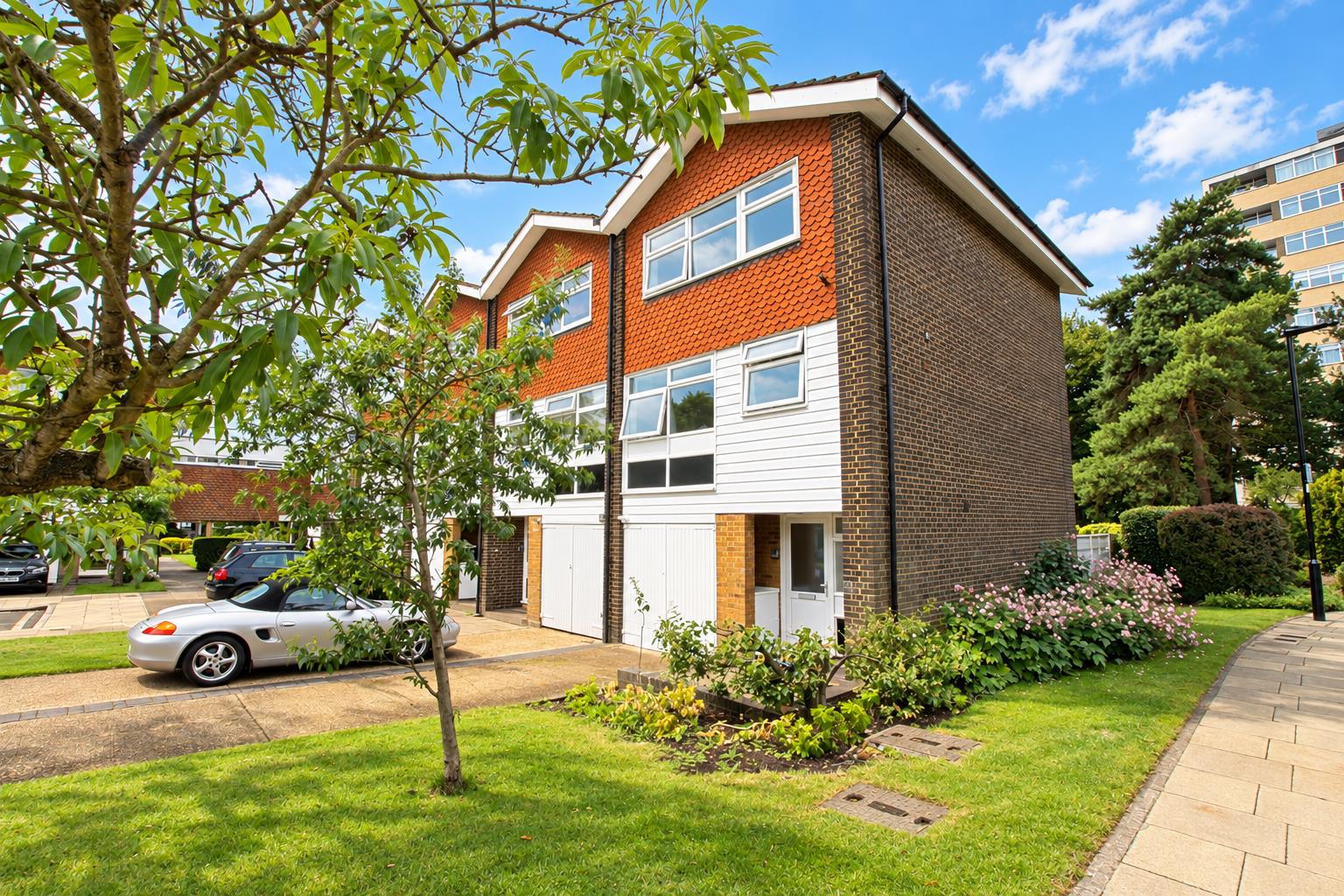 House The Knoll in Greater London