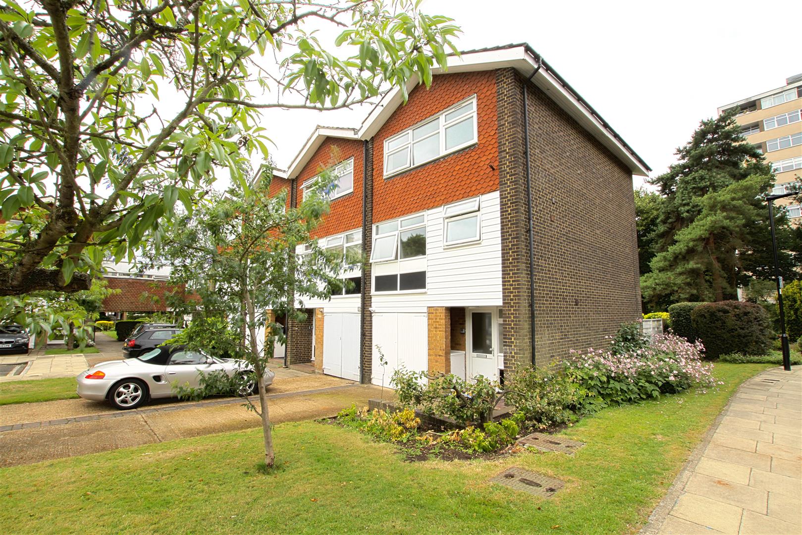 House The Knoll in Greater London