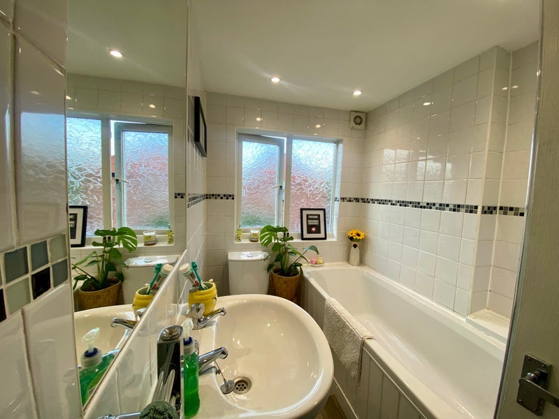 Room Beaconsfield Road in Trafford