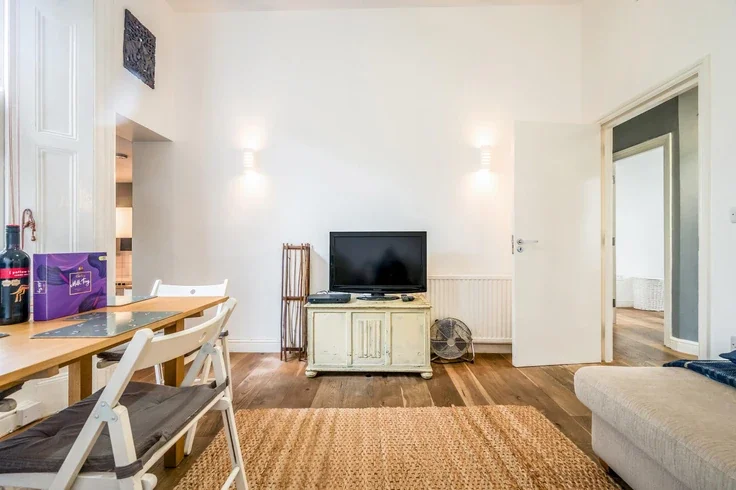 Flat Ladbroke Crescent in Greater London