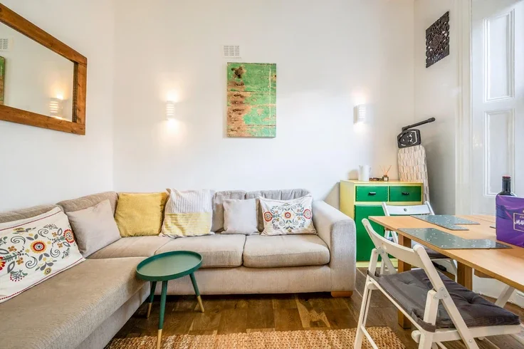Flat Ladbroke Crescent in Greater London