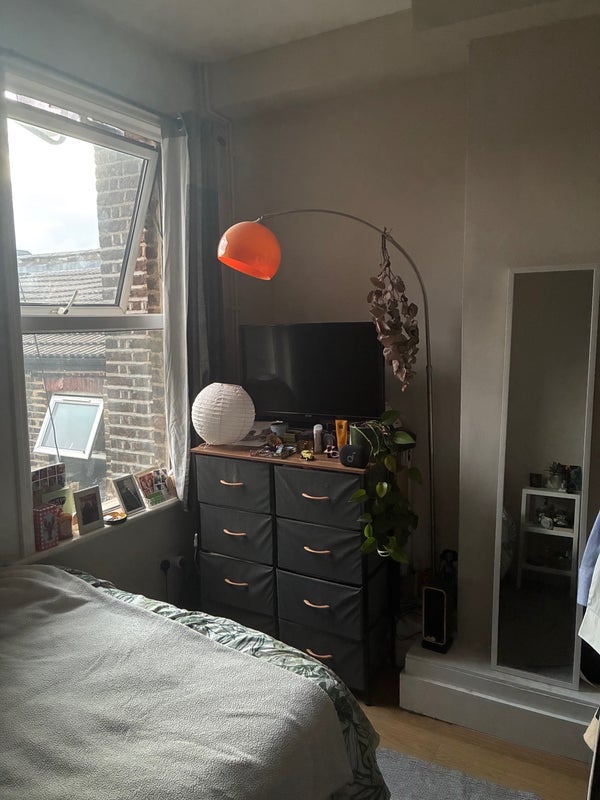 Room Hoe Street in Greater London