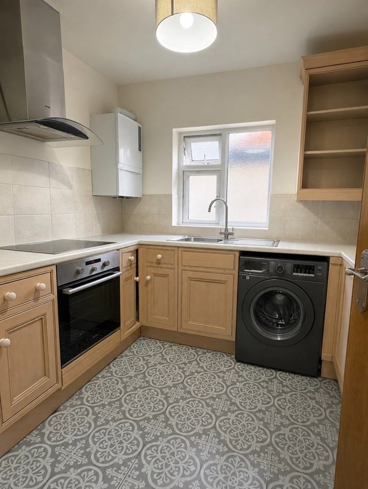 Flat Elgar Avenue in Greater London