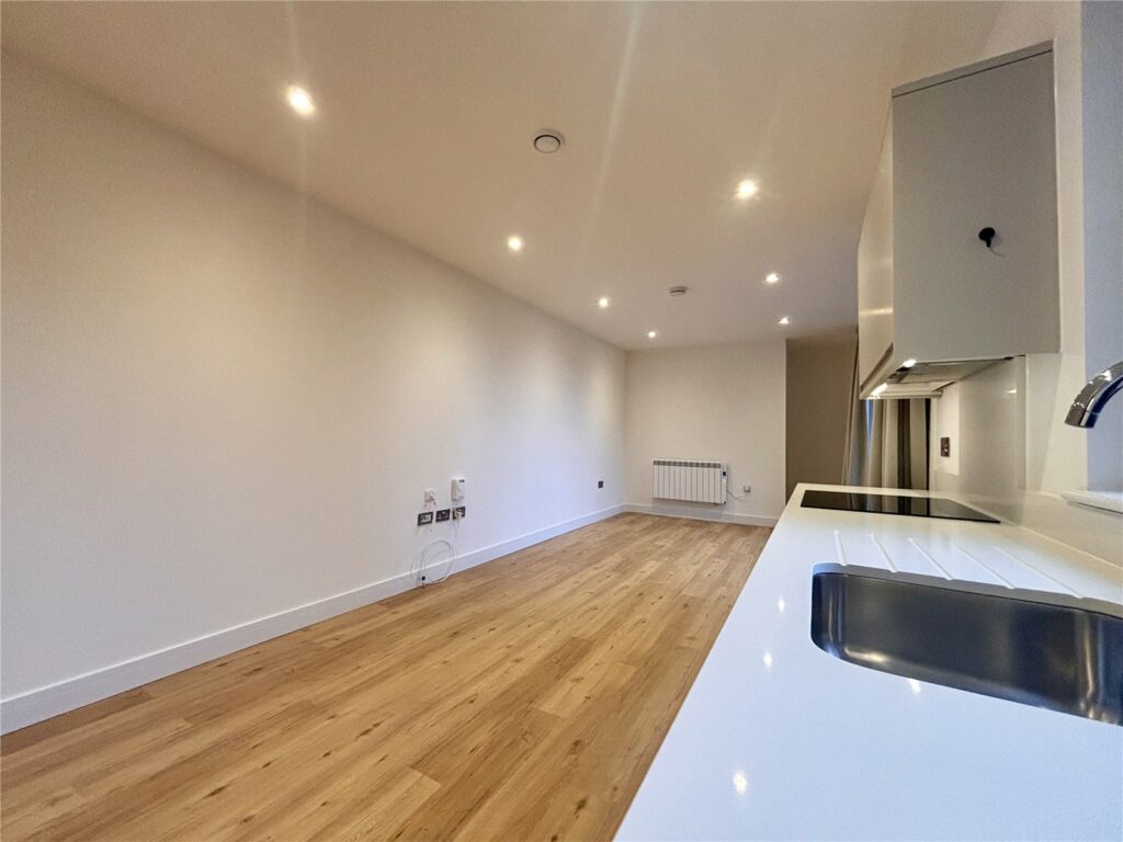 Flat Farnborough Road in Rushmoor