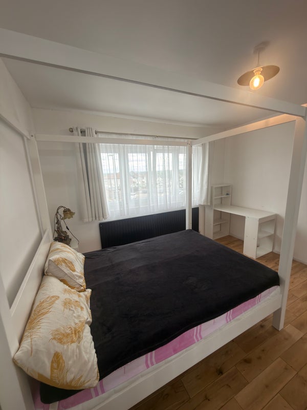 Room Boundary Road in Greater London