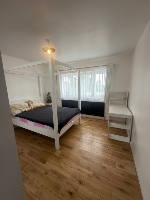 Room Boundary Road in Greater London