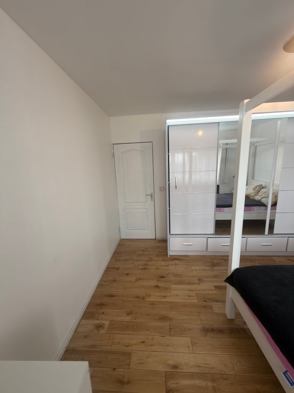 Room Boundary Road in Greater London