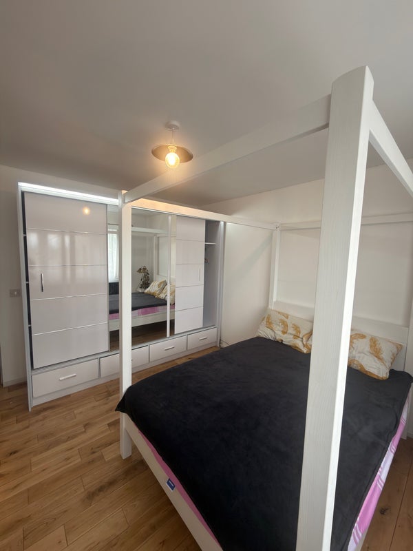 Room Boundary Road in Greater London