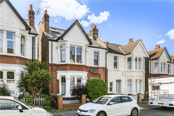 Flat Minehead Road in London