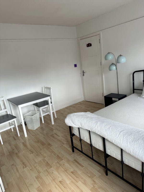 Room Western Avenue in Greater London