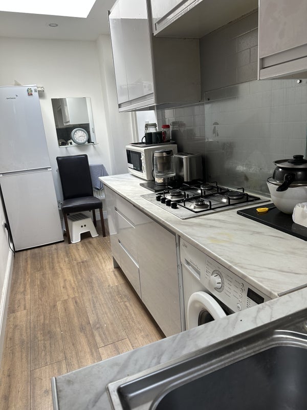 Room Western Avenue in Greater London