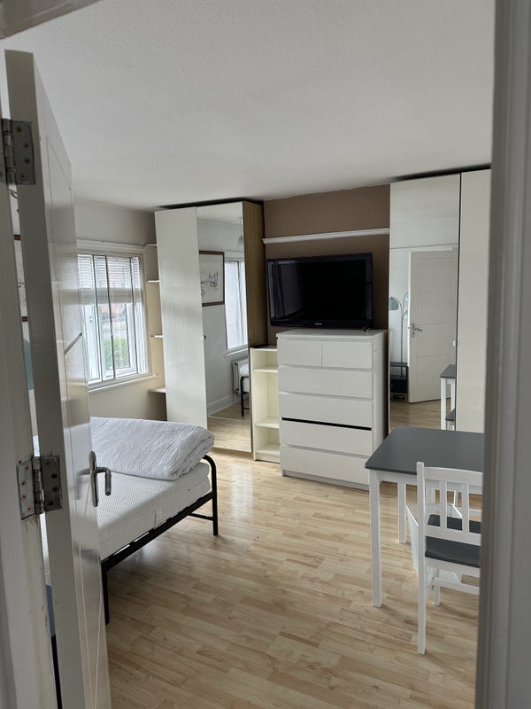 Room Western Avenue in Greater London