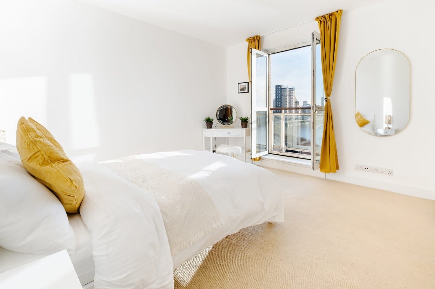 Flat Westferry Circus in Greater London