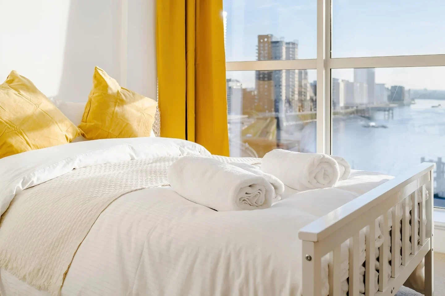 Flat Westferry Circus in Greater London