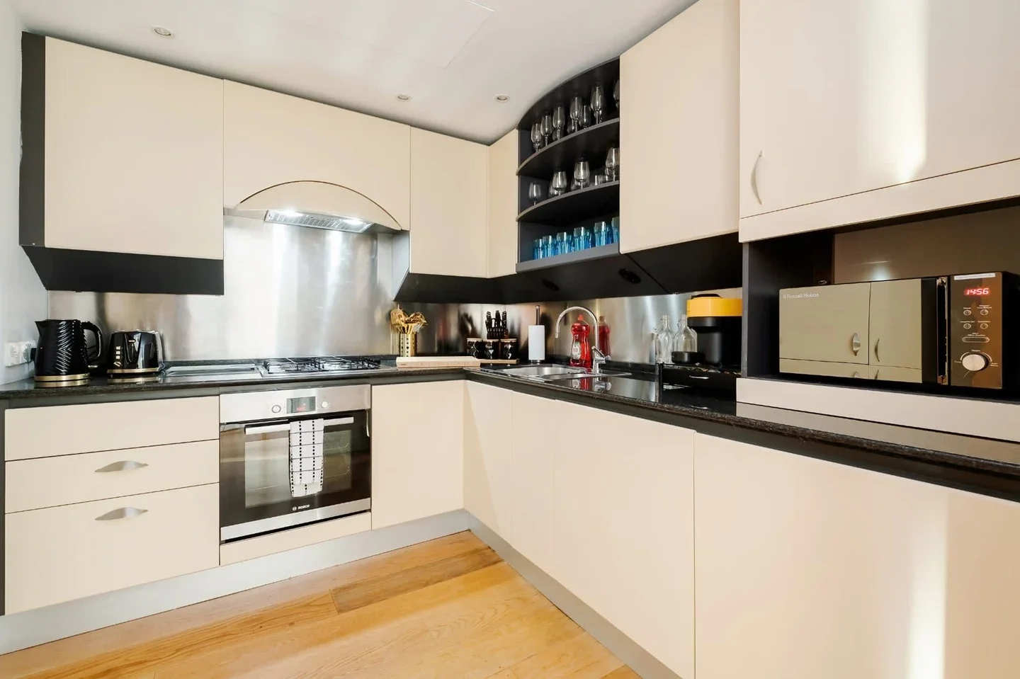 Flat Westferry Circus in Greater London