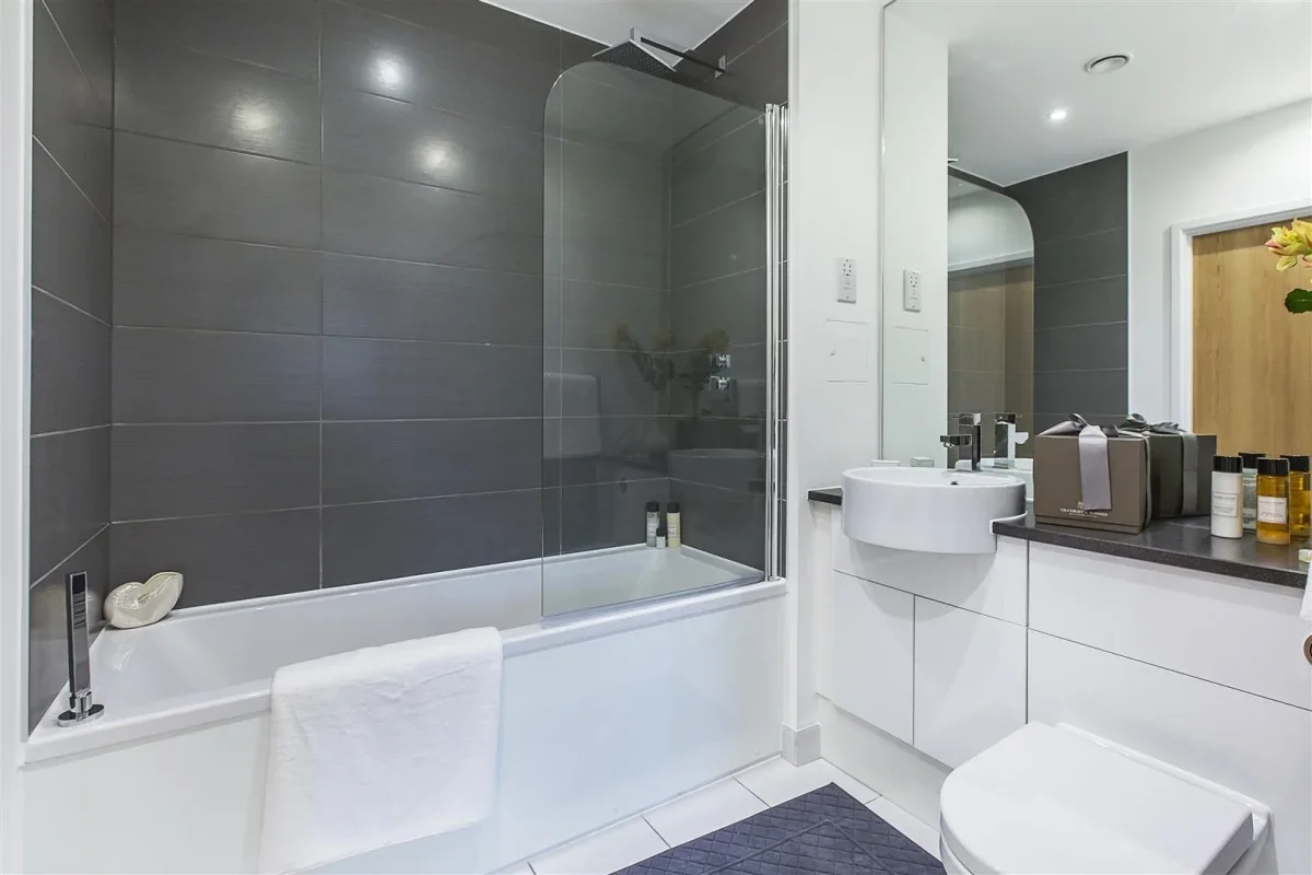 Flat Eckington Lane in Greater London