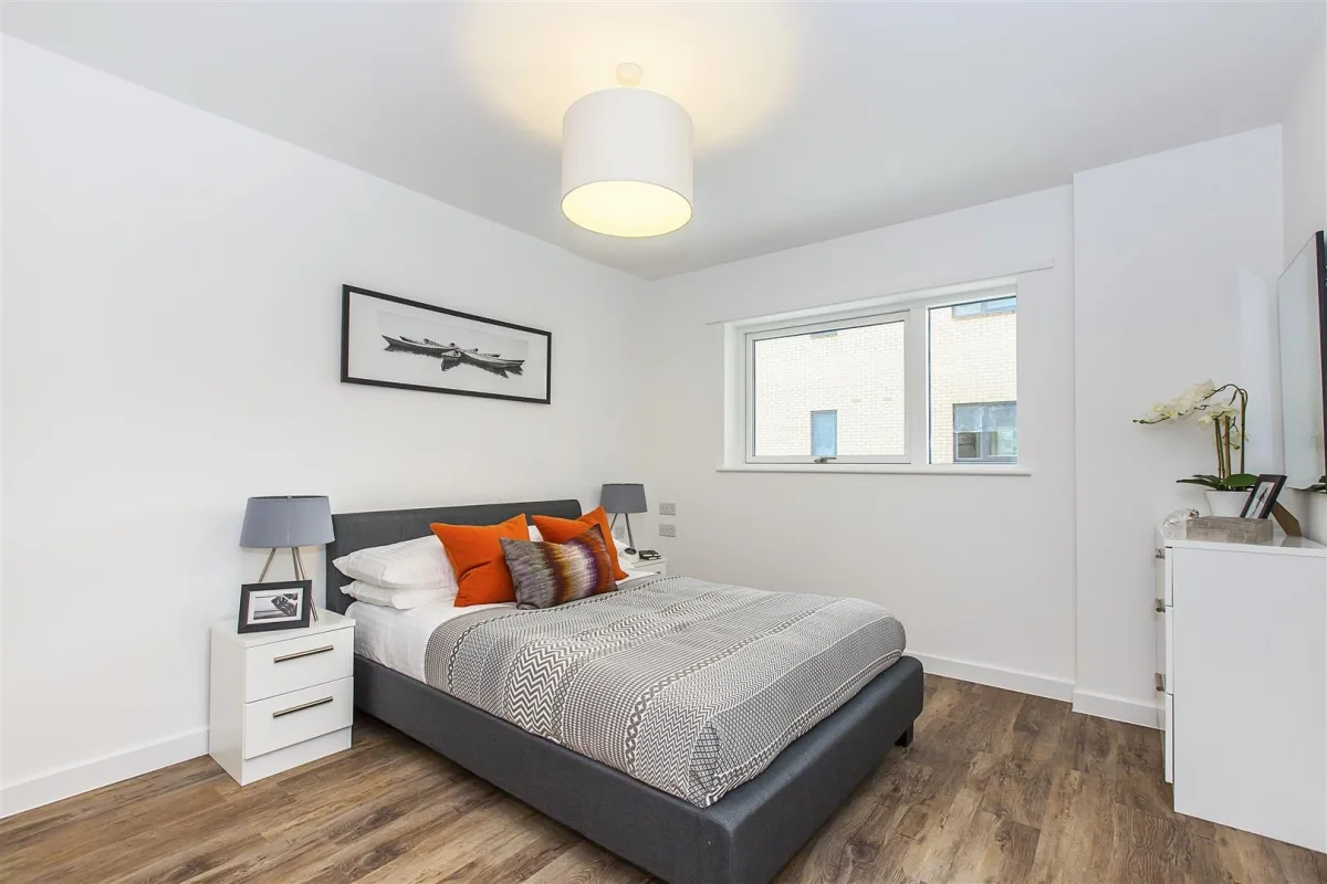 Flat Eckington Lane in Greater London