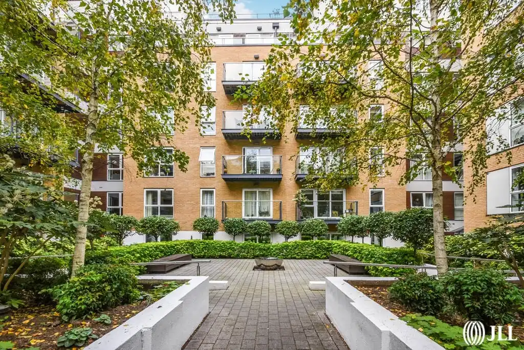 Flat Ashfield Road in Greater London
