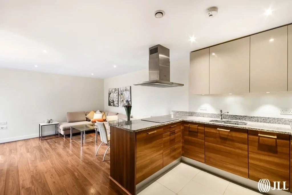Flat Ashfield Road in Greater London
