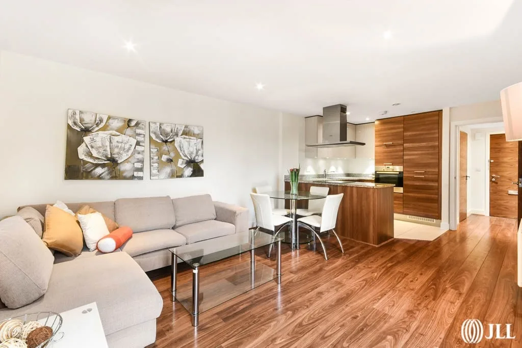 Flat Ashfield Road in Greater London
