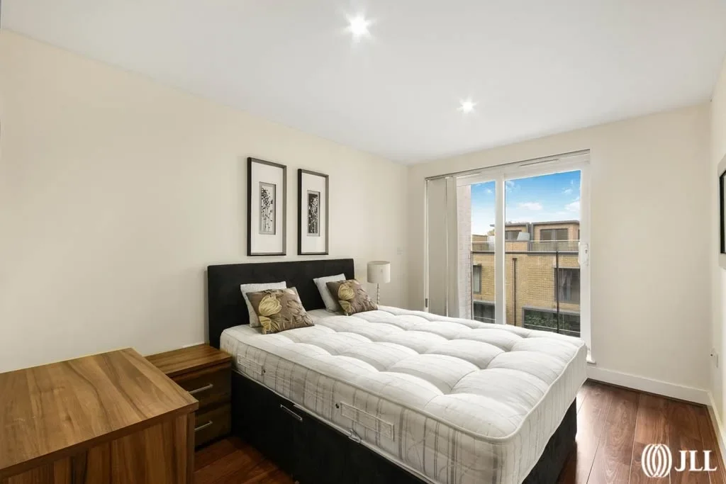 Flat Ashfield Road in Greater London