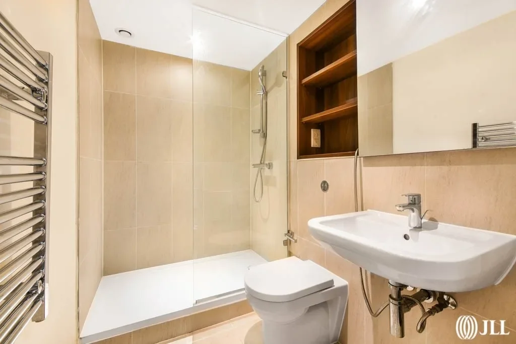 Flat Ashfield Road in Greater London