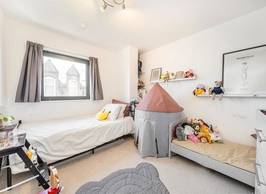 Flat Lant Street in Greater London