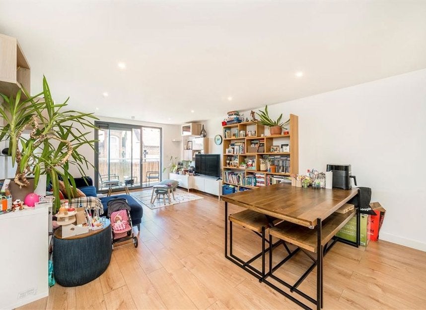Flat Lant Street in Greater London