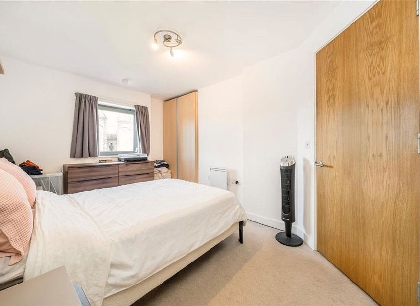 Flat Lant Street in Greater London