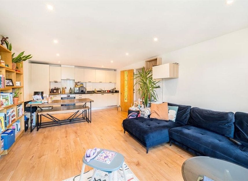 Flat Lant Street in Greater London