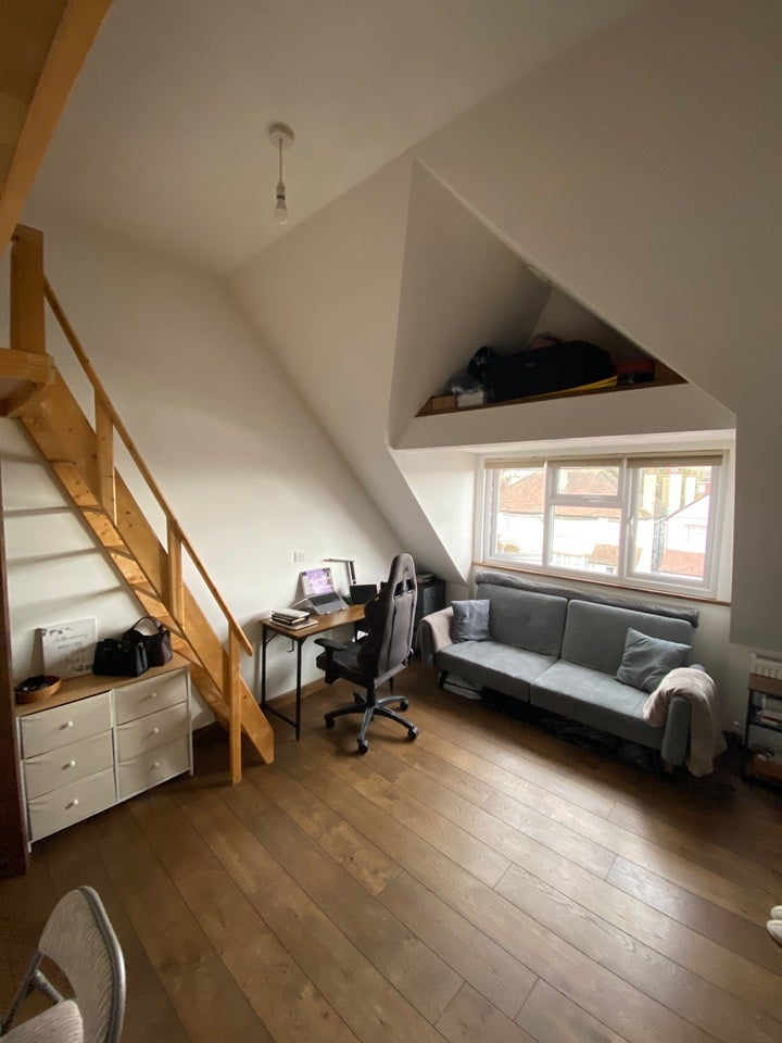 Flat Highfield Avenue in Greater London