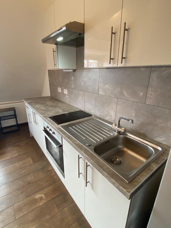Flat Highfield Avenue in Greater London