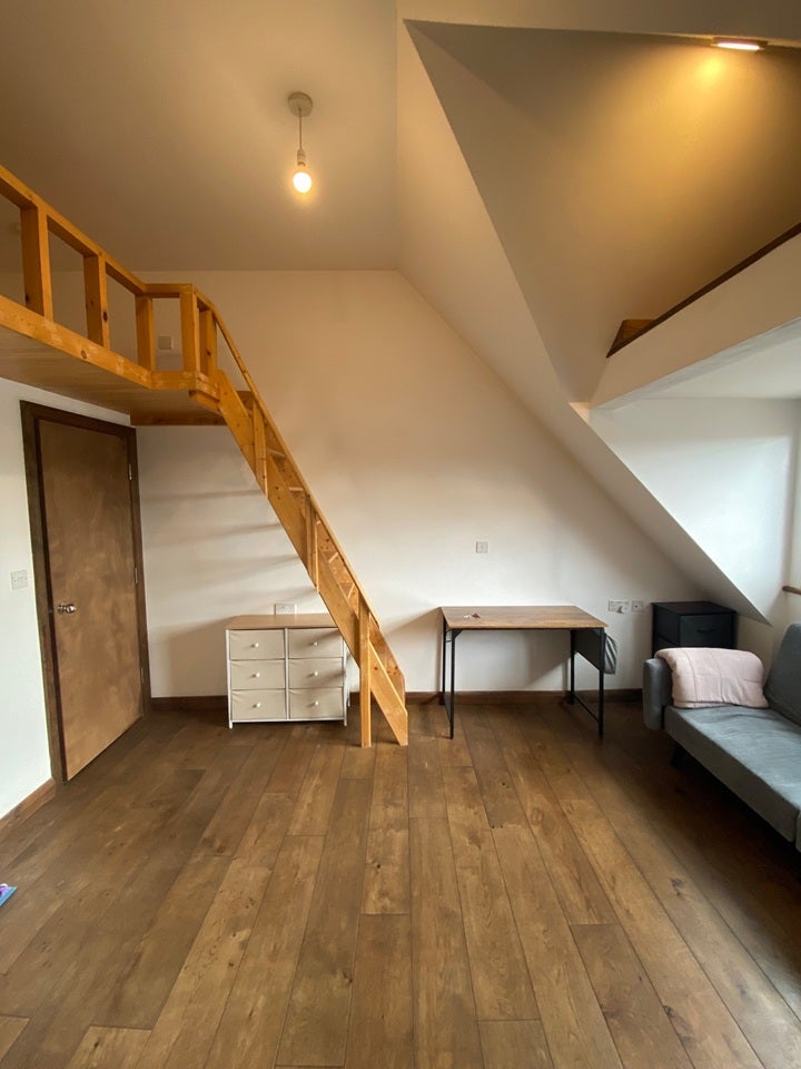 Flat Highfield Avenue in Greater London