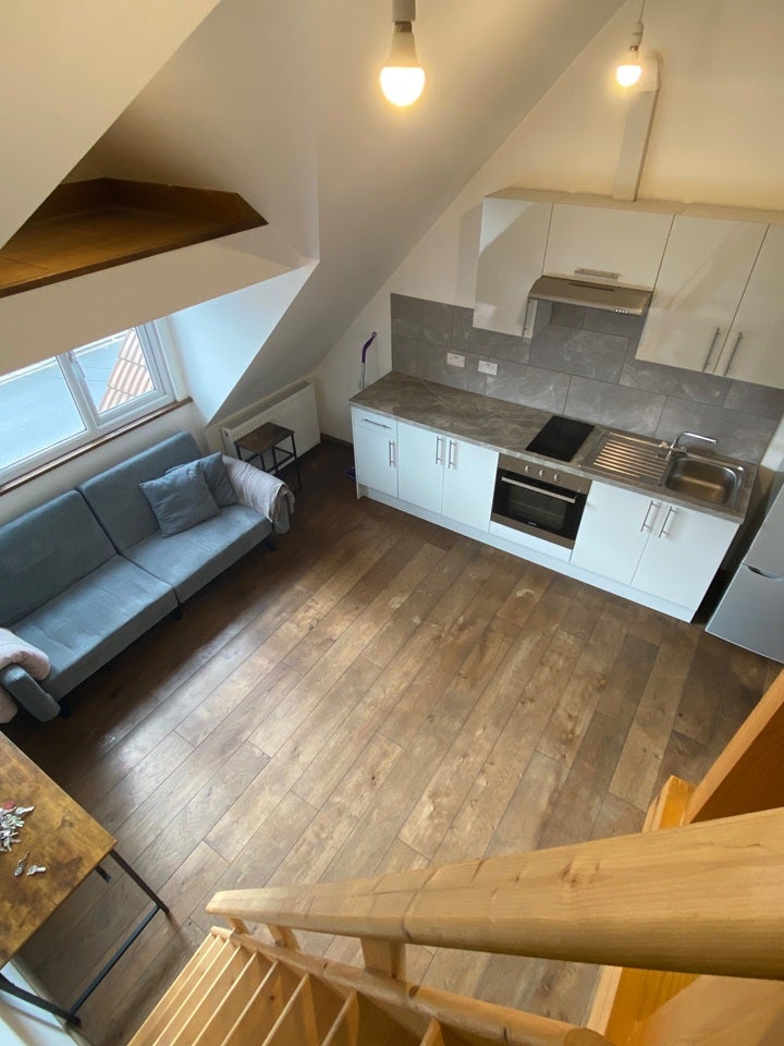 Flat Highfield Avenue in Greater London