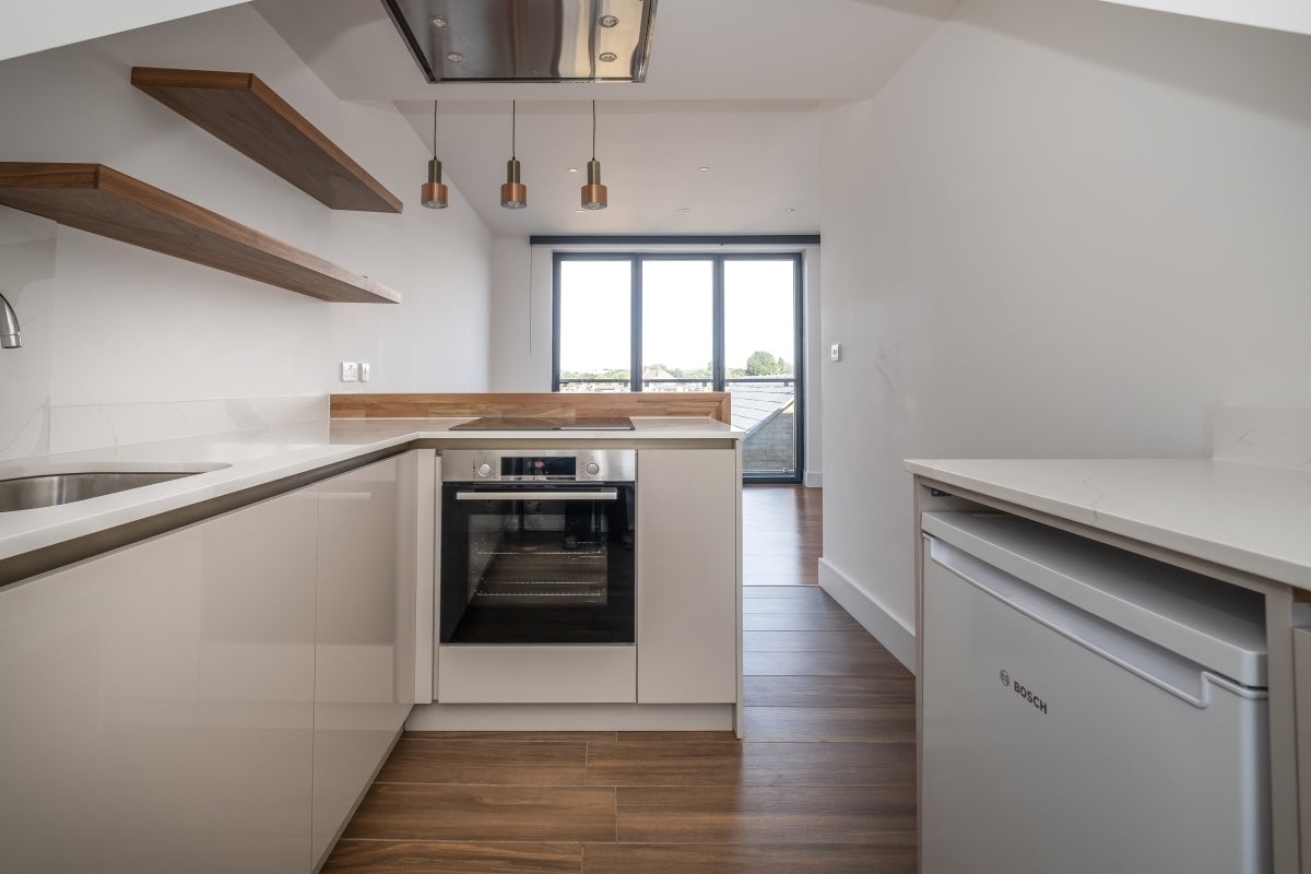 Flat Garratt Lane in Greater London