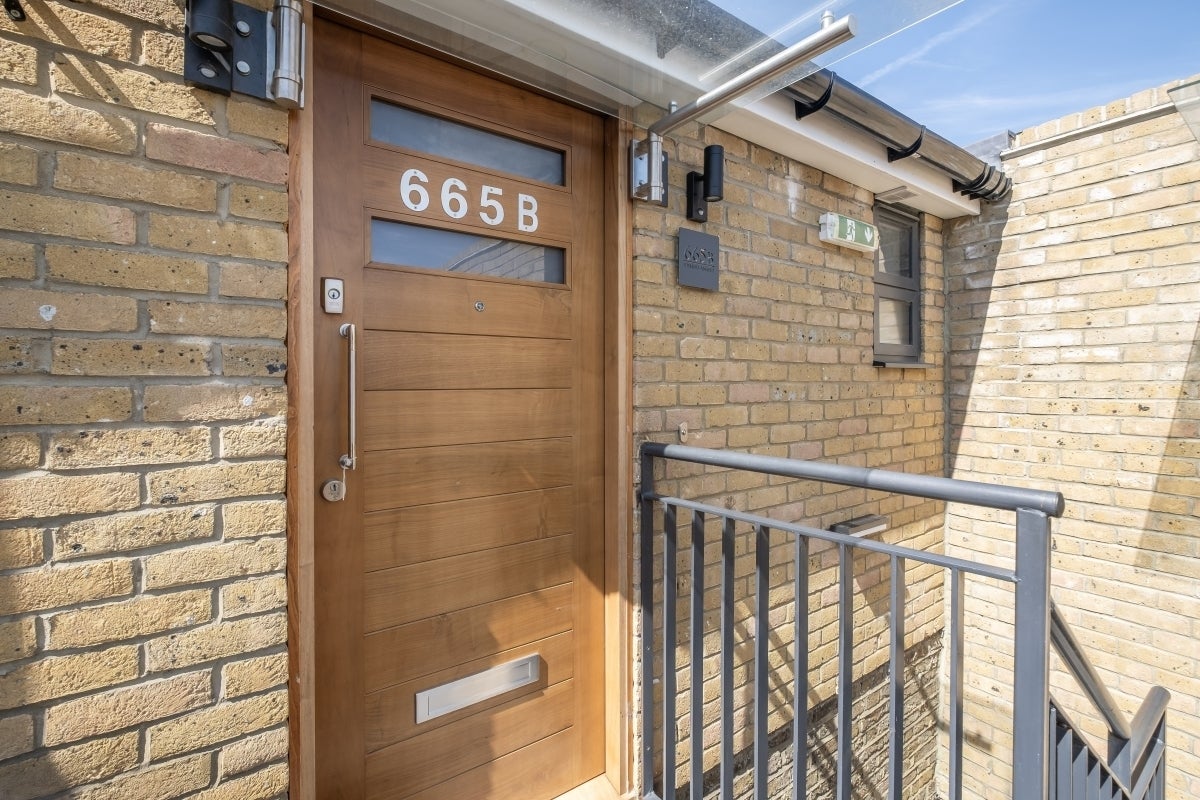 Flat Garratt Lane in Greater London