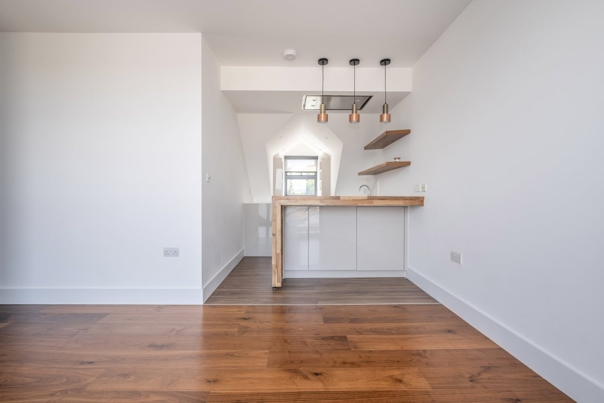 Flat Garratt Lane in Greater London