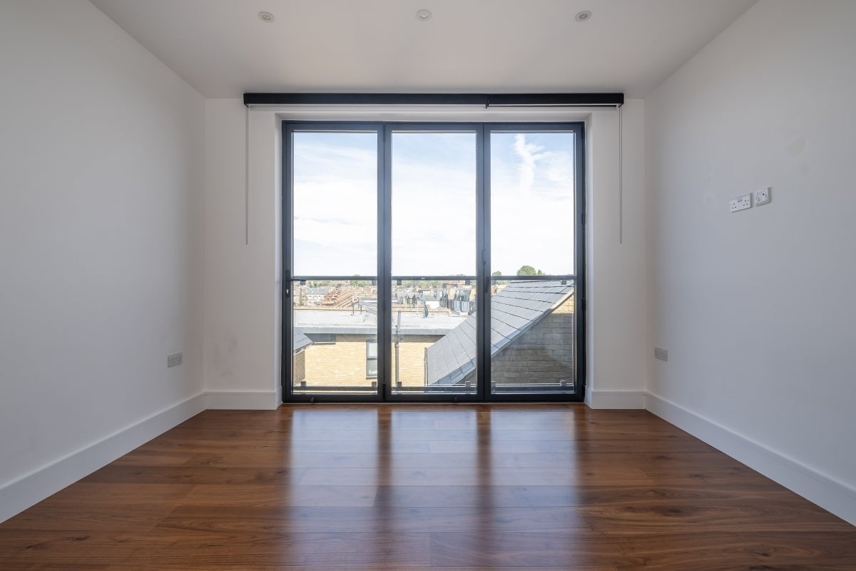 Flat Garratt Lane in Greater London