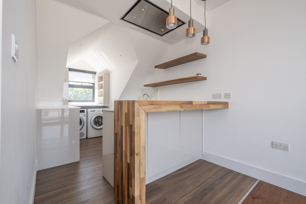 Flat Garratt Lane in Greater London