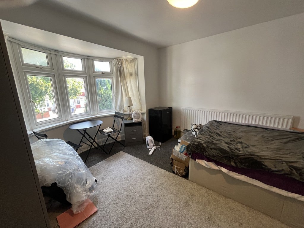 Room Kingsbridge Crescent in Greater London