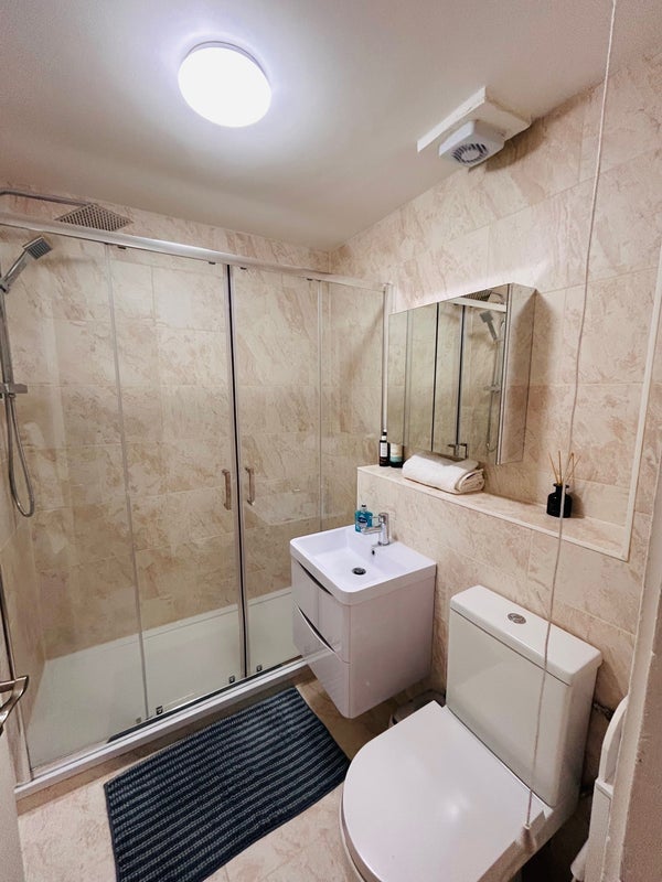 Room Barney Close in Greater London