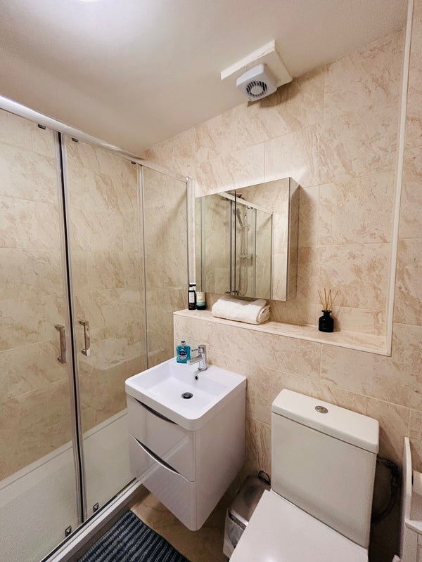 Room Barney Close in Greater London