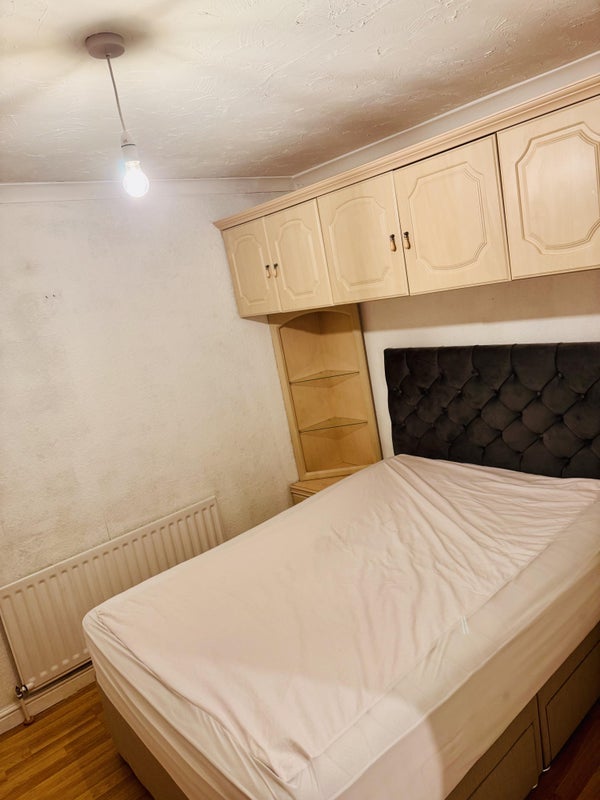 Room Martin Close in Crawley