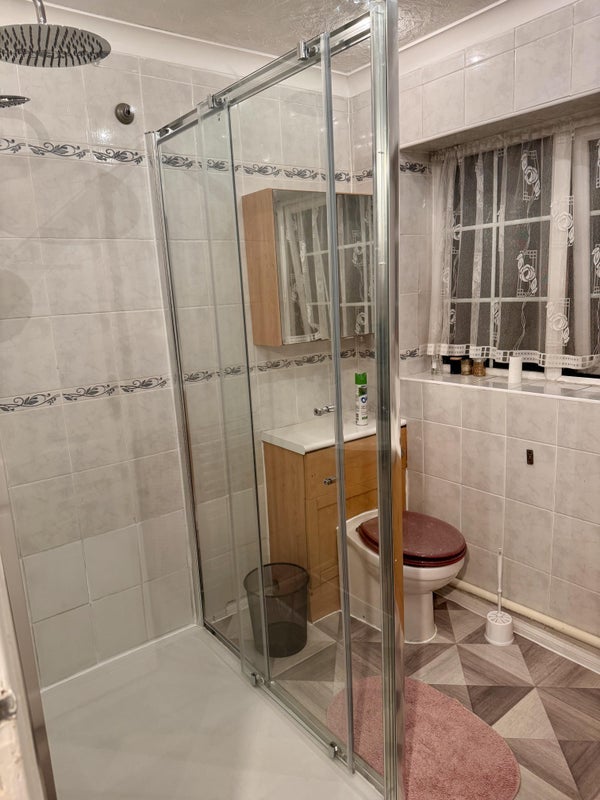 Room Martin Close in Crawley