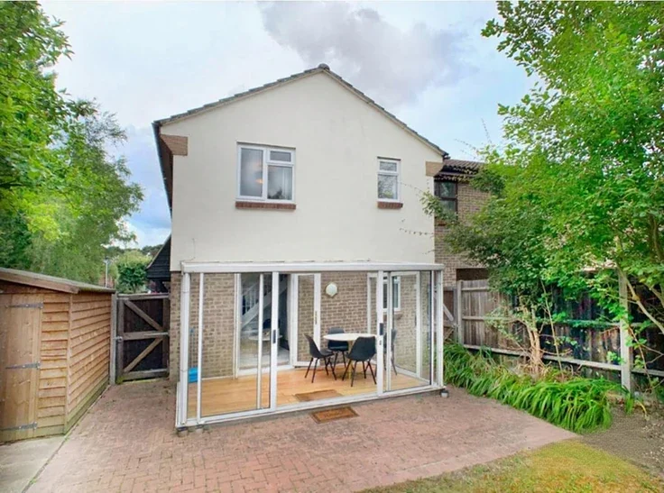 House Chisbury Close in Winkfield